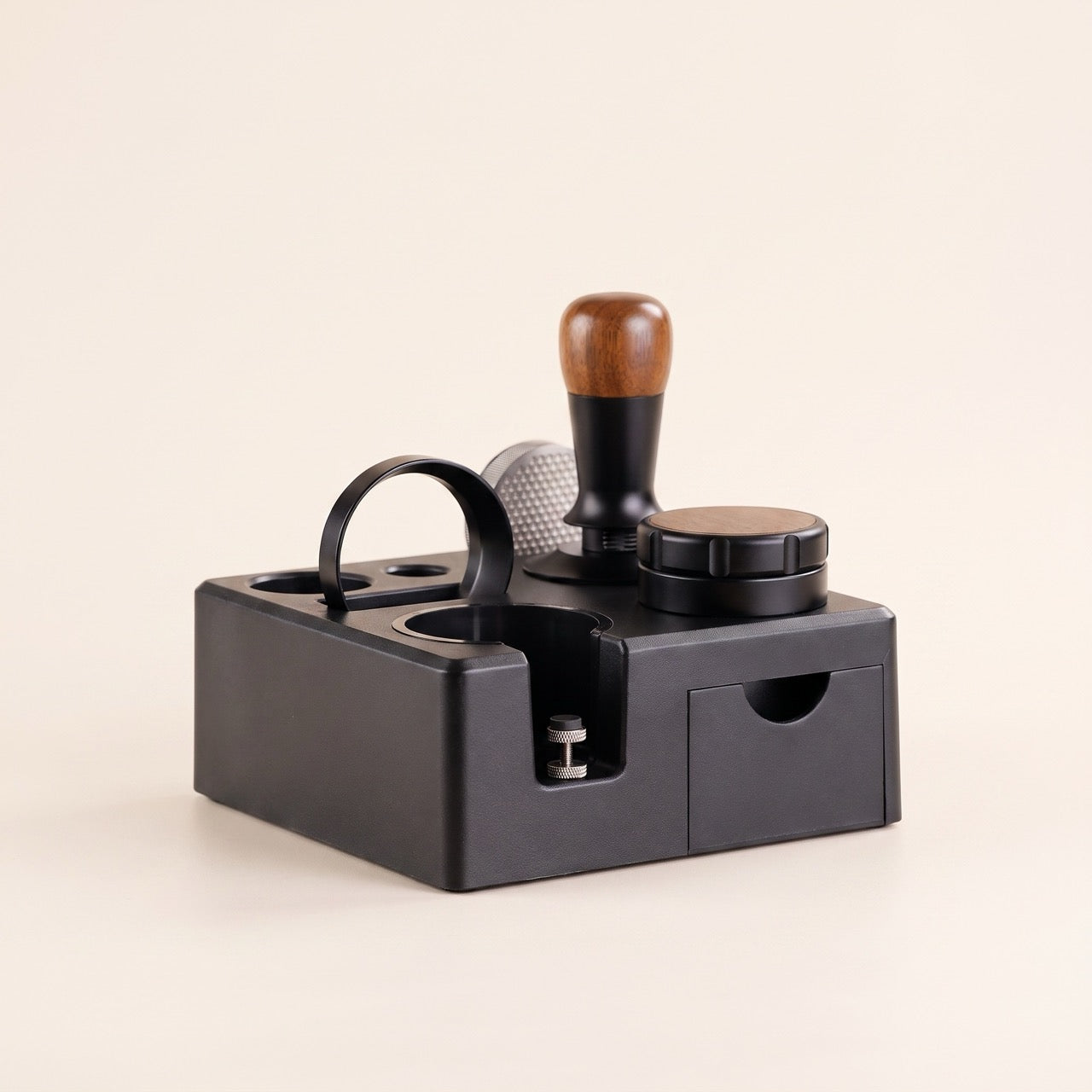 Tamping station side profile showing the 51-54mm collar seated in the 58mm cradle