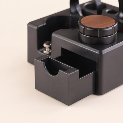 Close-up of the knurled thumbscrew that clamps the portafilter cradle in place